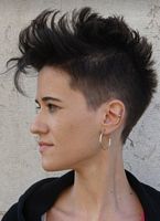 cieniowane fryzury krótkie - uczesanie damskie z włosów krótkich cieniowanych zdjęcie numer 137B